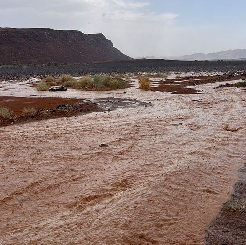 مشاهد من تساقط البرد وجريان السيول في تبوك