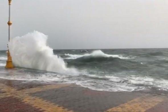 "الأرصاد" يُنبِّه الشرقية وجازان: سُحب رعدية وضباب ورياح وارتفاع بالأمواج