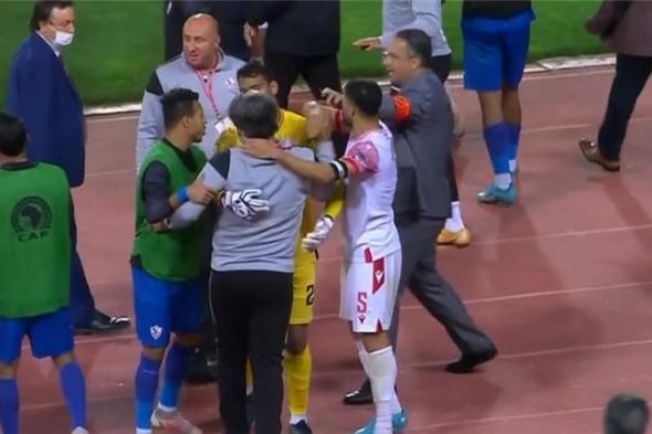 فيديو | مشادة بين لاعبي الزمالك والوداد بسبب مدحت عبد الهادي.. وشيكابالا يتدخل