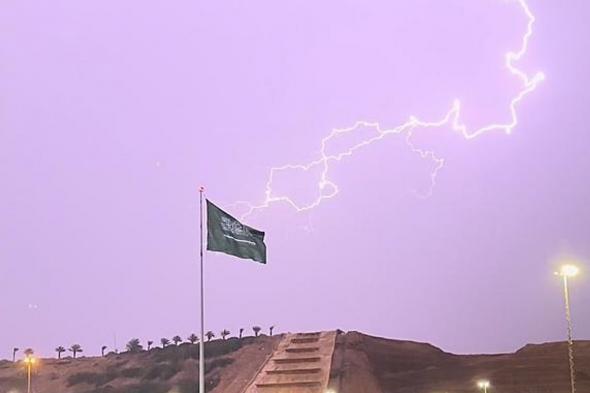 في منظر جمالي ساحر.. "الثبيتي" يوثق "البرق يعانق العَلَم السعودي" في سماء شقراء