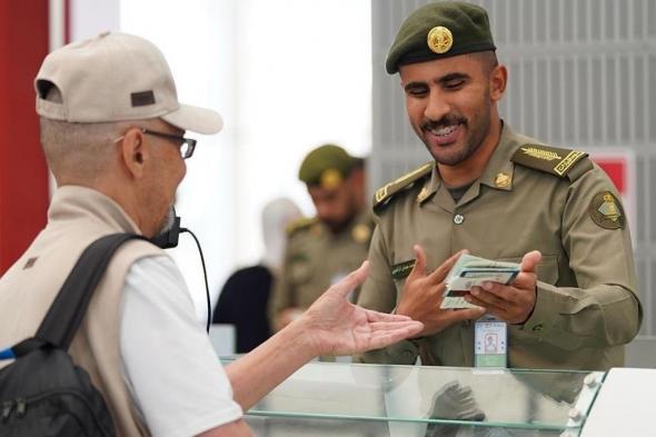 جوازات مطار الأمير محمد بن عبدالعزيز الدولي تواصل إنهاء إجراءات مغادرة ضيوف الرحمن