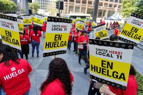 عمال الفنادق في لوس آنجلوس يبدأون إضرابا للمطالبة بزيادة الأجور