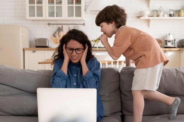 «معلمة الظل» عبء مالي إضافي يتحمله آباء ذوي الهمم