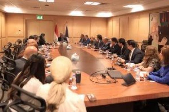 وزير السياحة والآثار يعقد اجتماعا موسعا مع قيادات الوزارة ويؤكد أهمية تحديد الأولويات