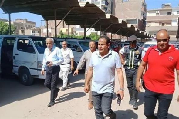 في عز الحر .... رئيس أبوقرقاص يتفقد مواقف السيارات ومحطات الوقود