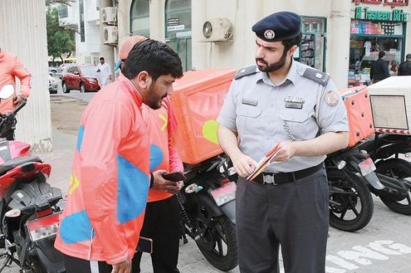 دراجات «دليفري» تربك سائقين بإضاءة عالية وقيادة «متهورة»