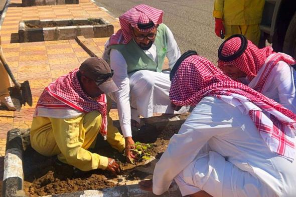 بالصور.. شاهد بيئة مكه تكثف جهودها لتشجير مركز ظلم بـ 5000 شتله