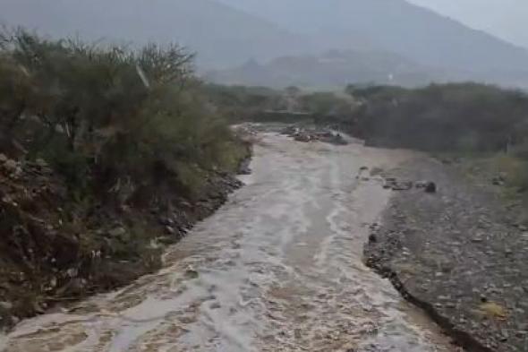 شاهد..هطول أمطار على على الباحة  في مشهد رائع