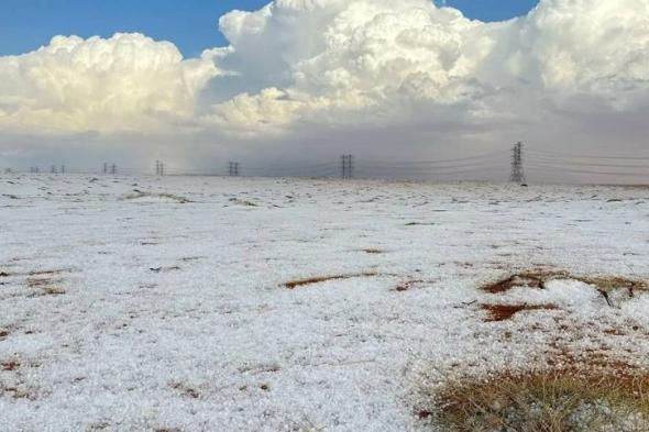 منطقة الجوف تكتسي بالبياض إثر نزول البرد مع هطول الأمطار الغزيرة