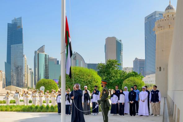 رئيس الدولة يرفع علم الإمارات على سارية قصر الحصن في أبوظبي