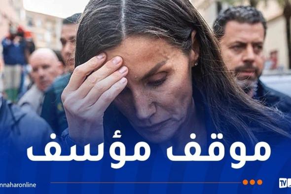 بكاء ملكة إسبانيا.. غاضبون من الفيضانات يرشقونها بالطين