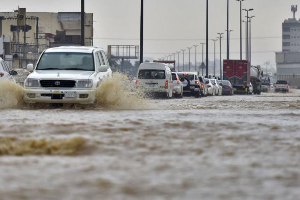 أمطار رعدية غزيرة وسيول بمعظم مناطق المملكة والدفاع المدني يحذر