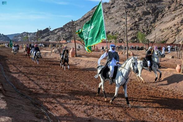 شاهد| عروض الخيل والهجن والسامري.. تشكيلات فنية تبهر زوار "وسم حائل"