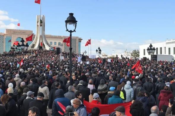 "حرقًا حتى الموت".. احتجاجات تونسية بعد "حملة تنمّر طلابية دفعت معلمًا للانتحار"!