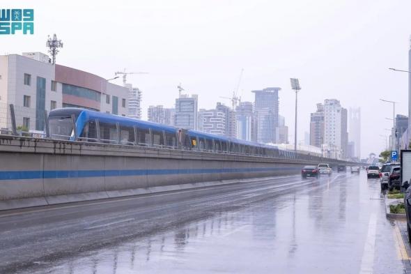 شاهد.. أمطار متفرقة على "العاصمة" والسماء ما زالت ملبدة بالغيوم