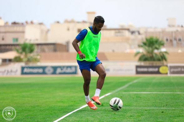 ماذا فعلت جماهير الهلال مع نواف العابد قبل مباراة الرياض؟