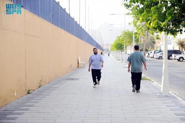 شاهد من نجران .. الأجواء المعتدلة تحفز على رياضة المشي خلال رمضان