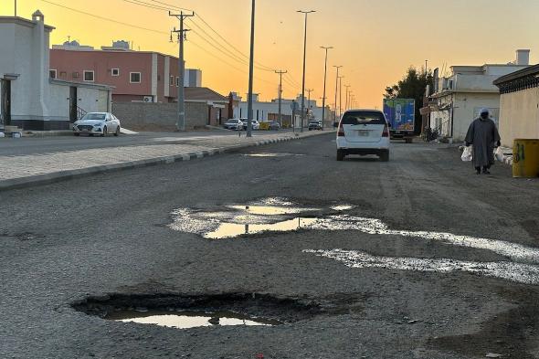 "اتسع الفتق على الراتق".. طرق عفيف المتهالكة تتحدّى المركبات ومعاناة الأهالي بلا حلول